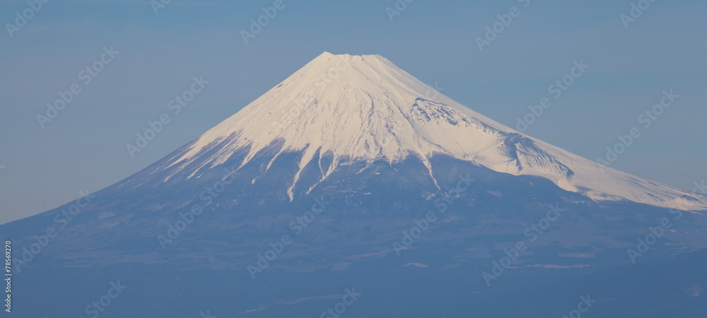 冬季有雪的富士山顶