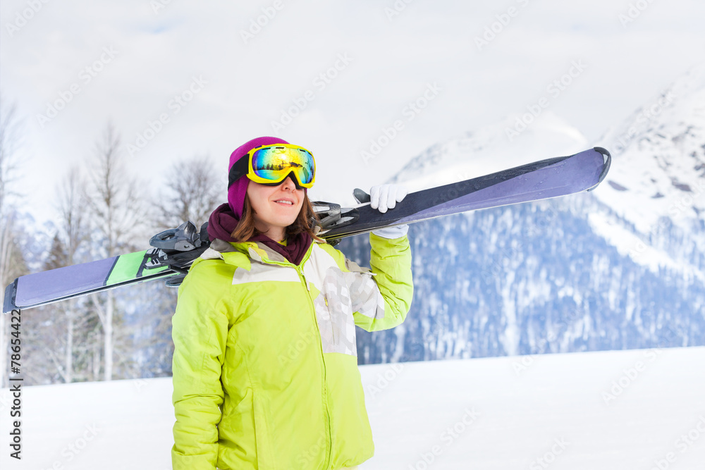 戴口罩的美女站着滑雪