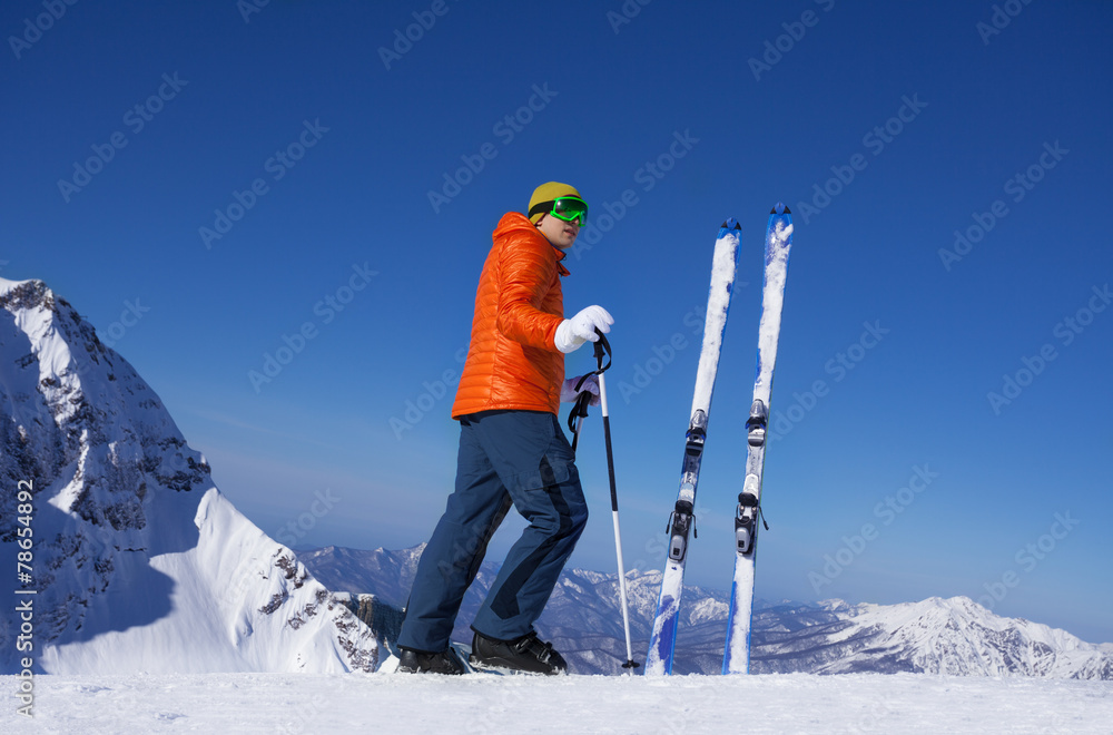 年轻人独自站在雪地里滑雪