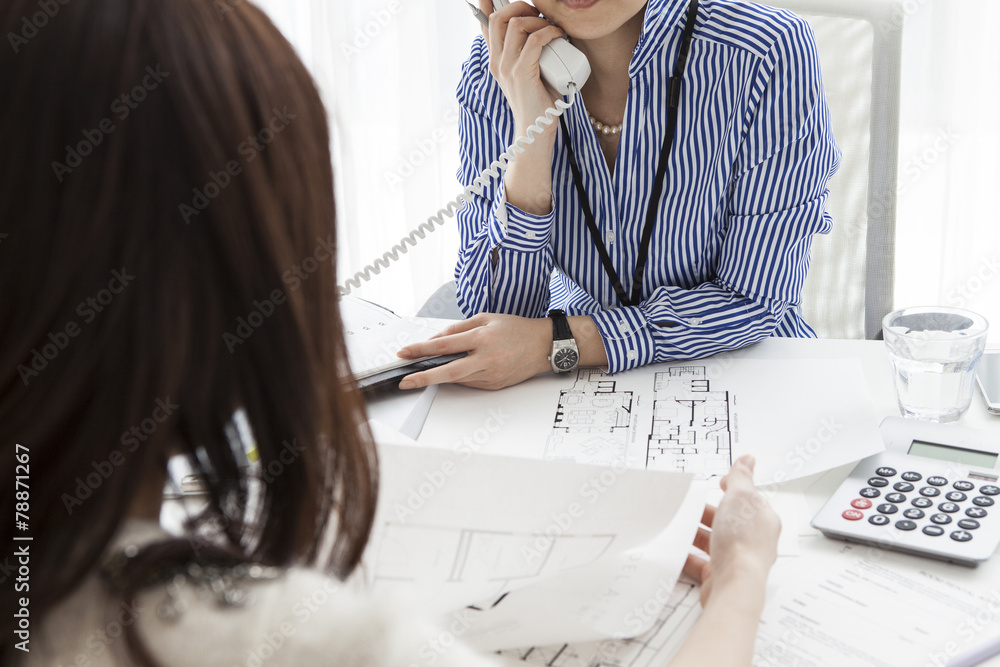 通过电话预约的女性