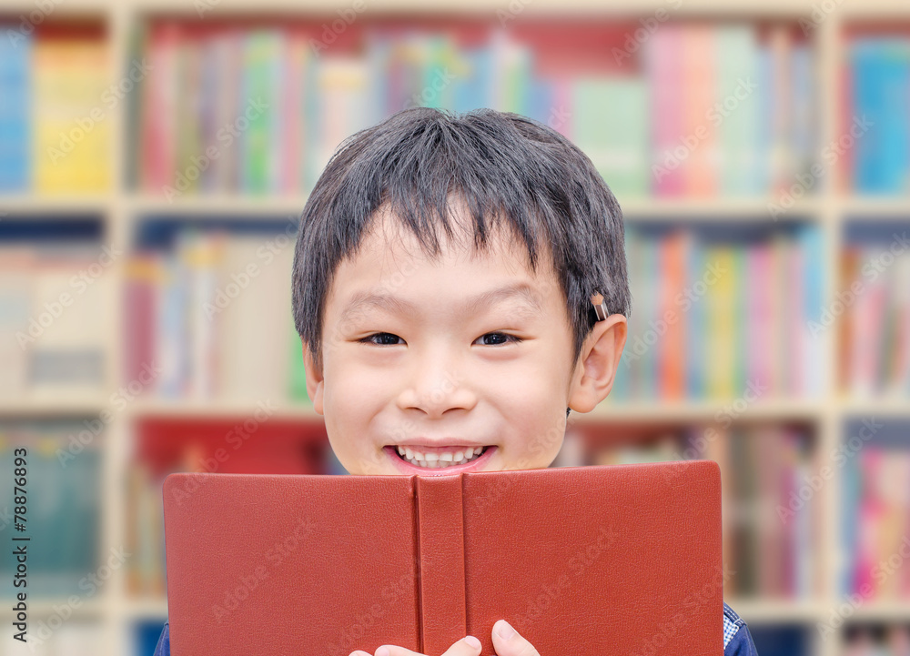 亚洲男生在学校图书馆看书