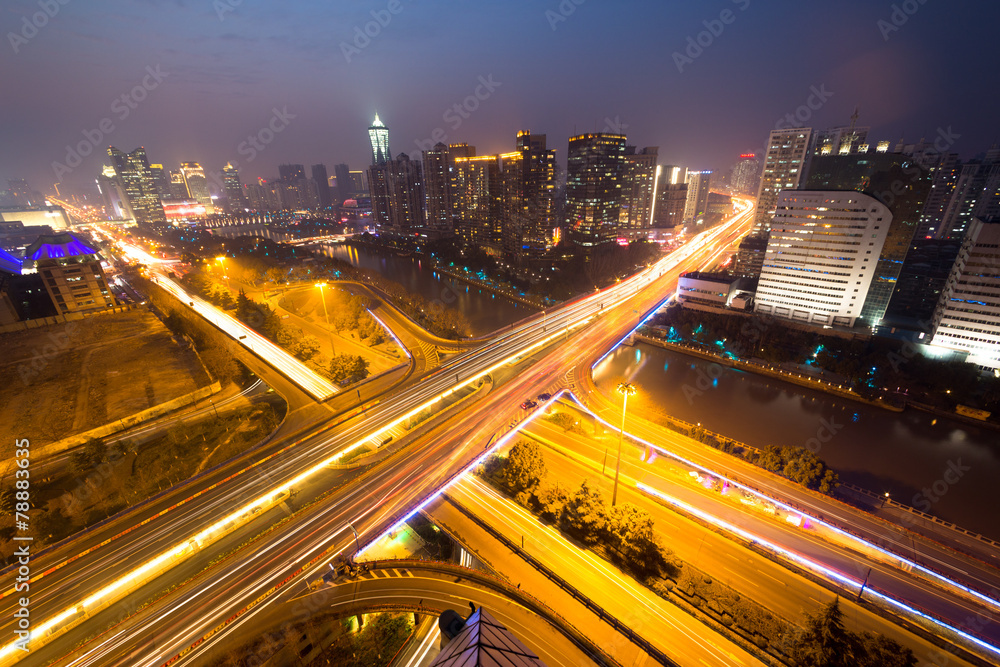 夜间立交桥和城市景观上的红绿灯步道