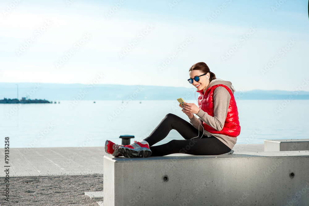 海滨大道上的运动女性