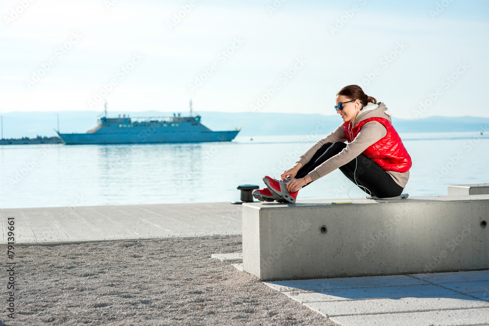 海滨大道上的运动女性