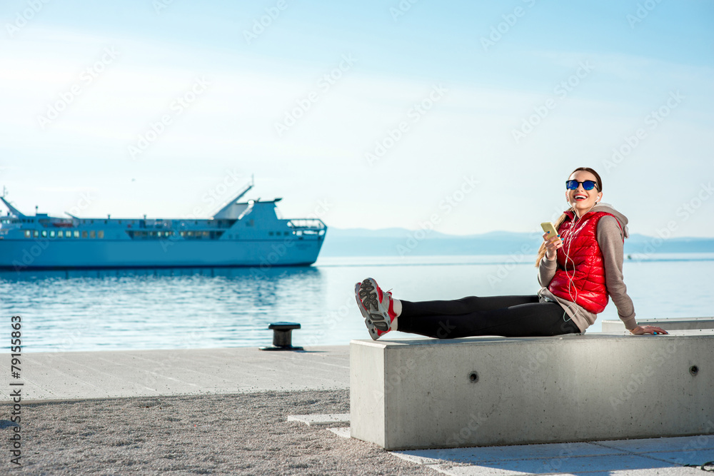 海滨大道上的运动女性