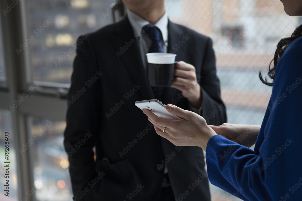 被要求联系的女性