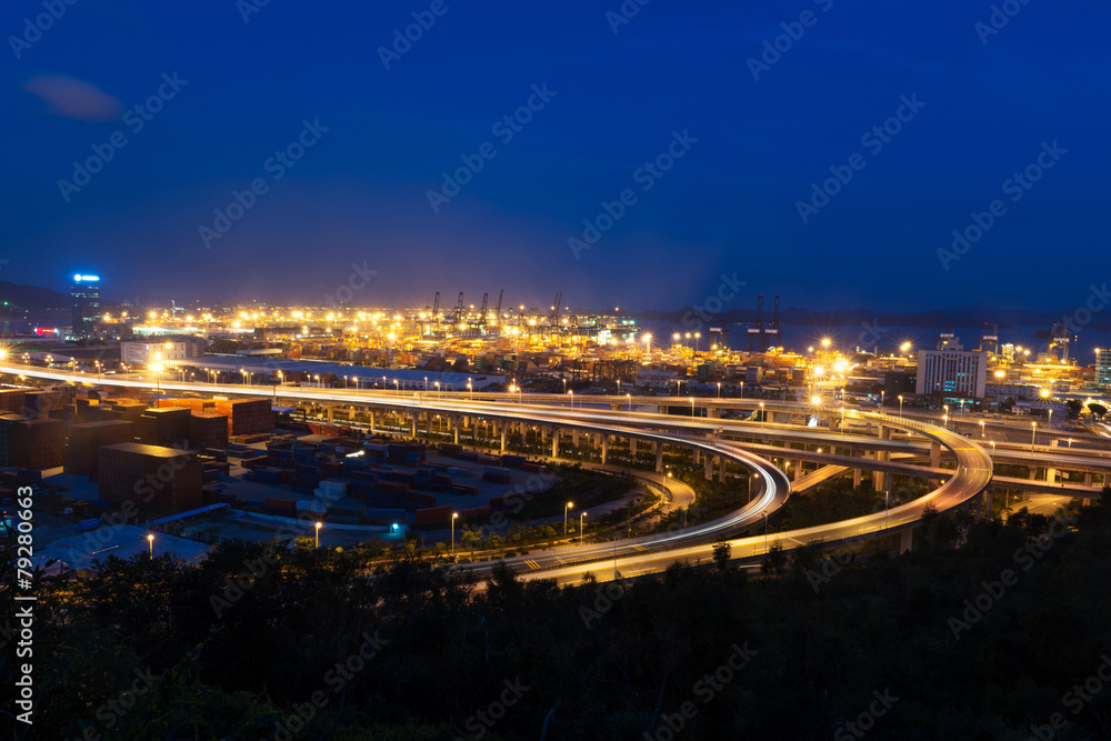 夜间照明高架高速公路和城市景观