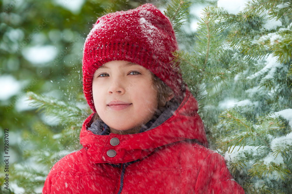 森林里下雪的快乐男孩