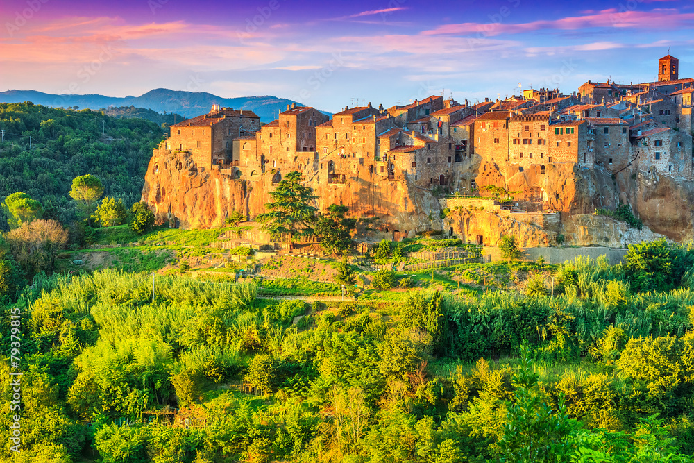 岩石上的雄伟城市，Pitigliano，托斯卡纳，意大利，欧洲