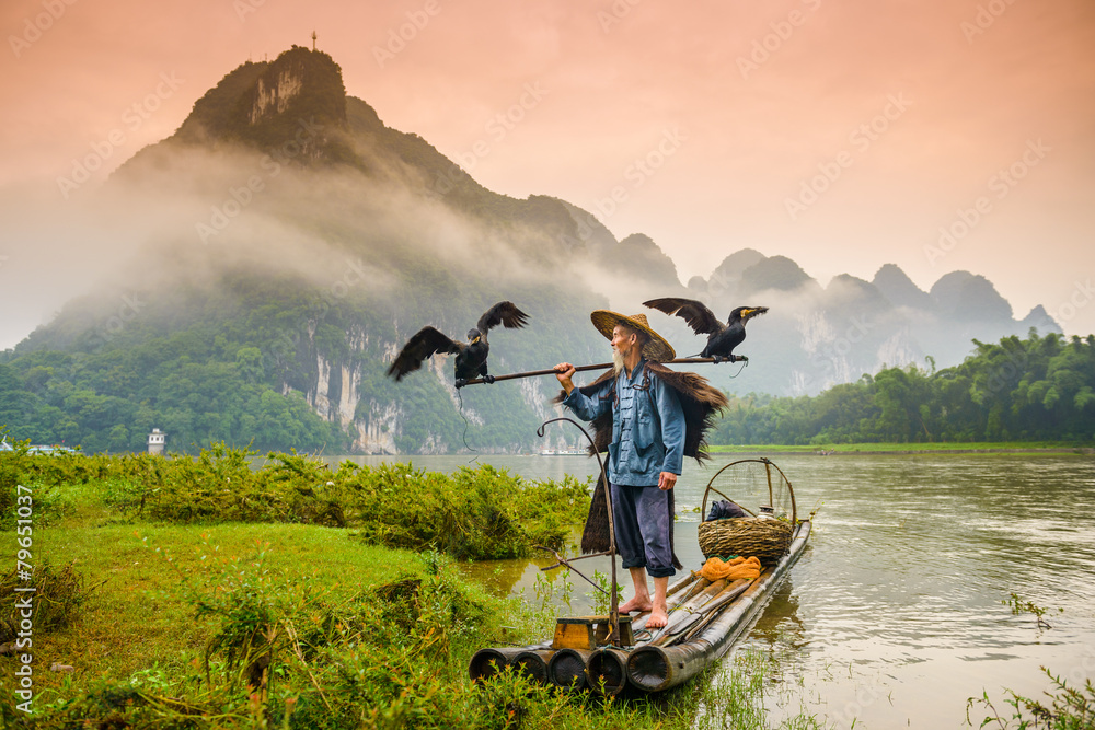 中国桂林，漓江上的一位名叫Cormorant FIsherman的人。