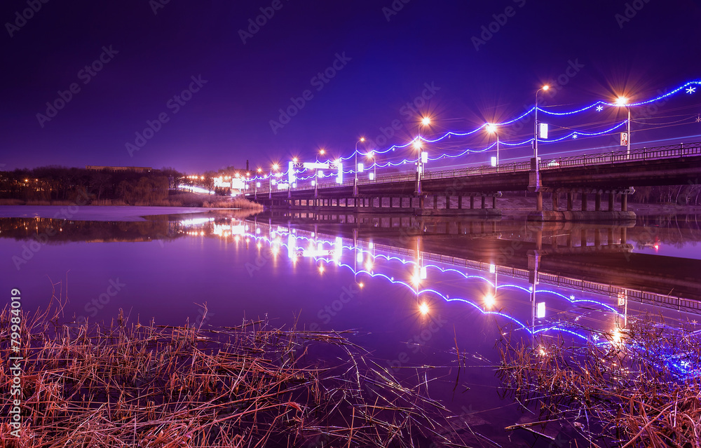 河流上的夜城倒影