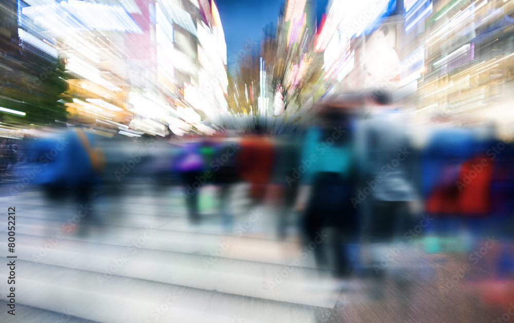 商务人士高峰时段步行通勤城市概念