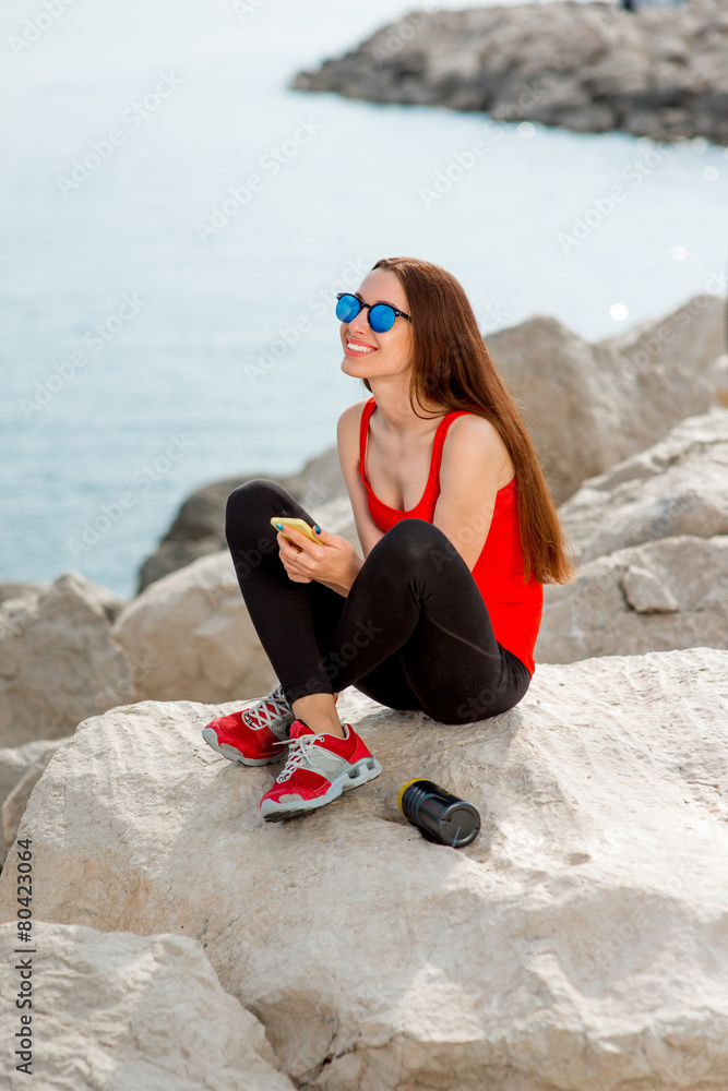 岩石海滩上的运动女性