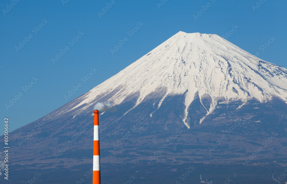 静冈县富士山和日本工业区。