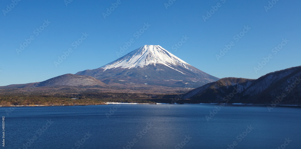 冬季美丽的Motosu湖和富士山