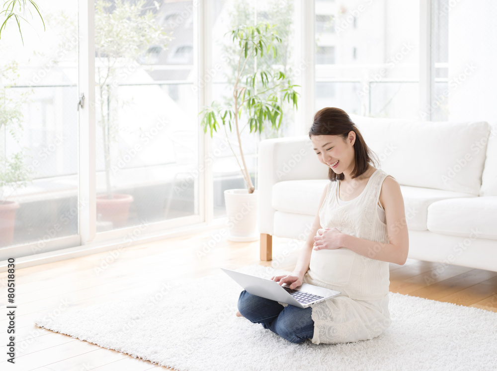 ノートパソコンを使う妊婦