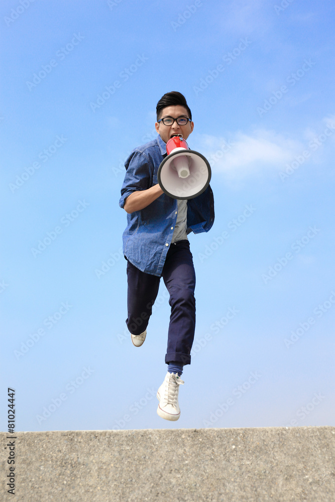 男人跳起来喊扩音器