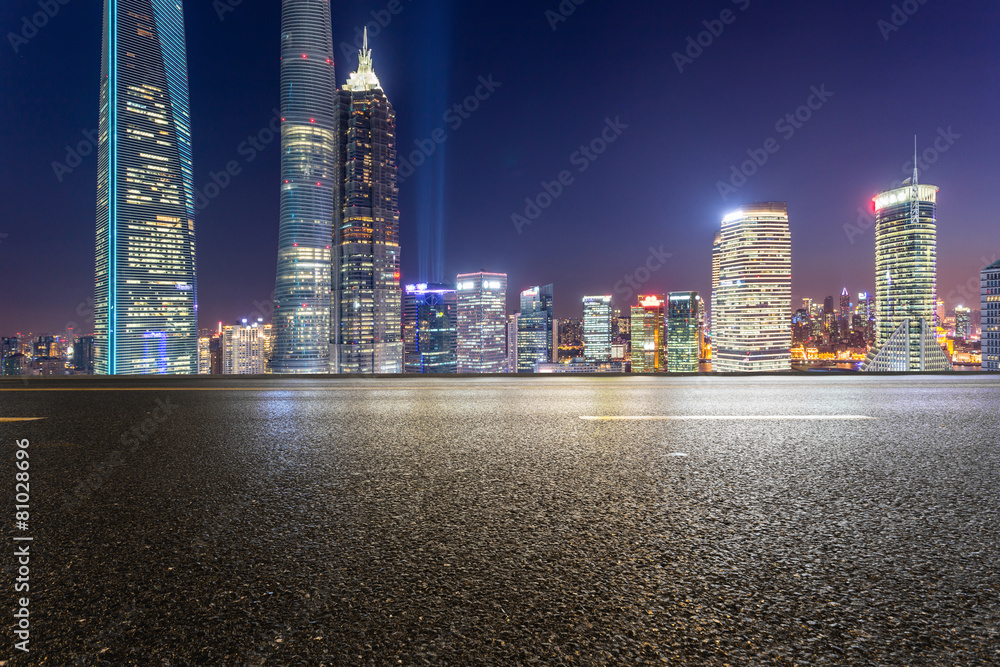 城市道路，照亮天际线背景