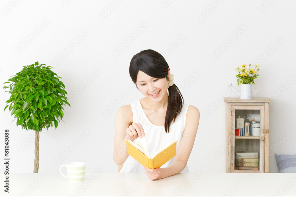 読書する女性