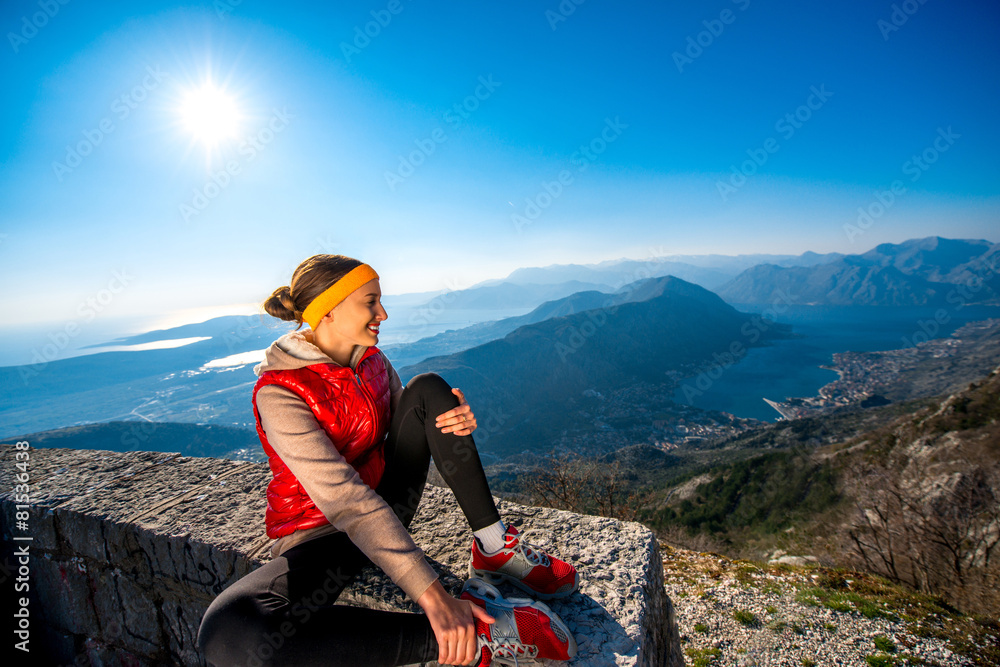 运动女性在山上休息