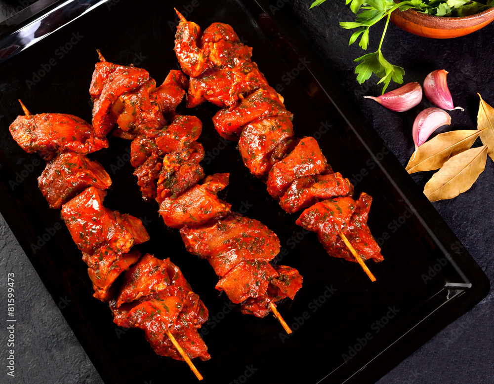 Bodegón de pinchos de carne de cerdo para barbacoa