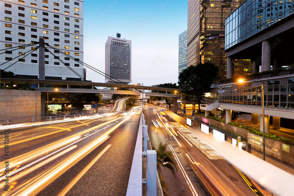 现代城市中的红绿灯步道和办公楼