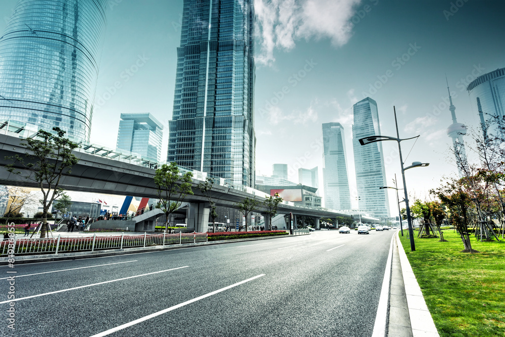 城市道路与现代城市天际线