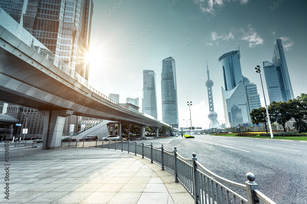 城市道路与现代城市天际线