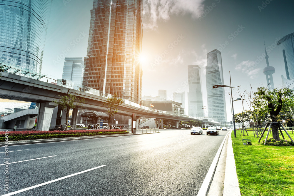 城市道路与现代城市天际线