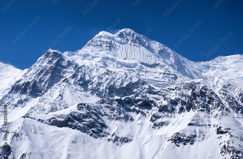 高山山峰。自然景观