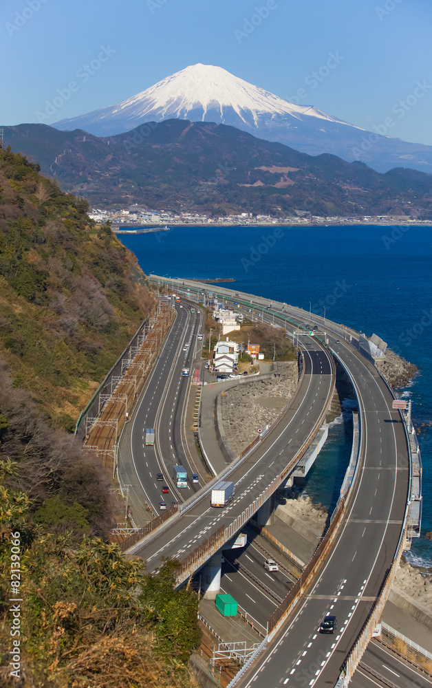 汤井高速公路和骏河湾与富士山