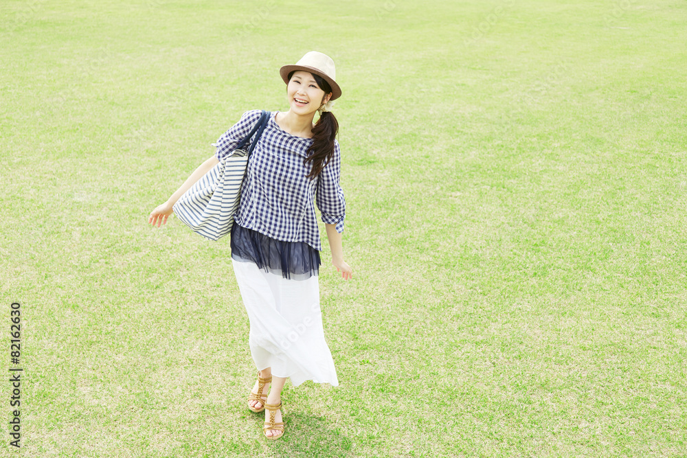 散歩する女性