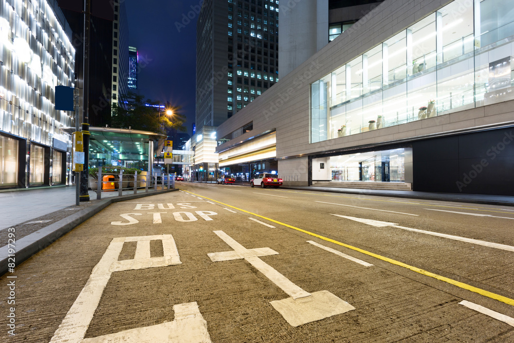 夜晚的现代街道和建筑