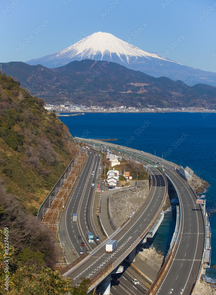 汤井高速公路和骏河湾与富士山的景色