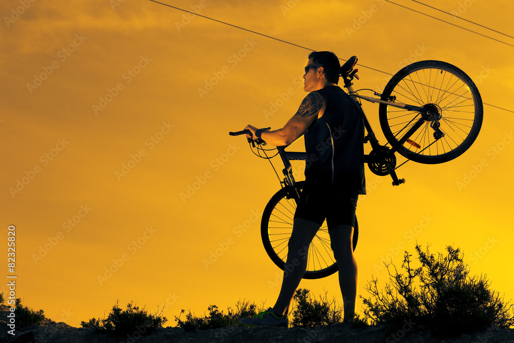 Deportes. Bicicleta de montaña y hombre.Deporte en exterior