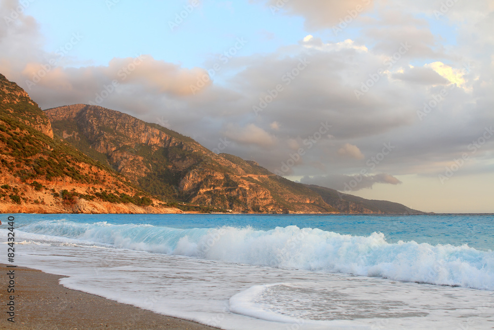 美丽的蓝绿色海浪地中海海水泡沫