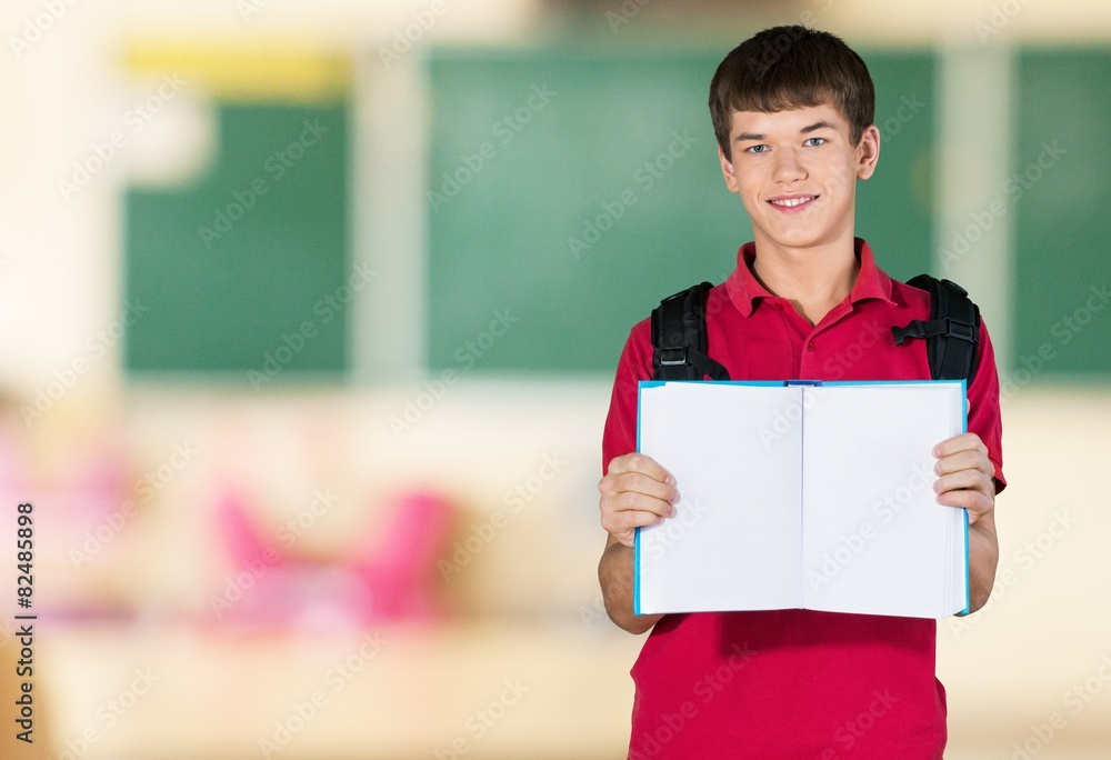 学生。有魅力的年轻人拿着一本空白的书