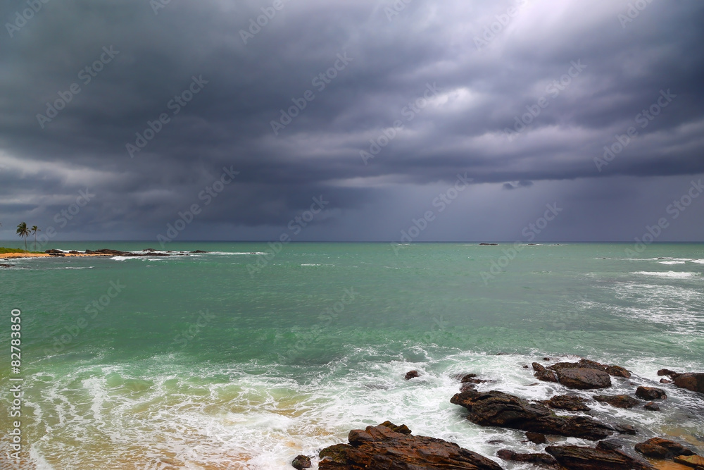 海上暴风雨海滩景观