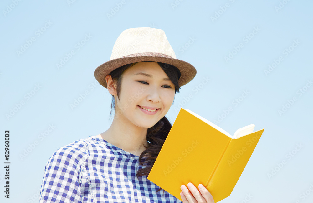 外で本を読む女性