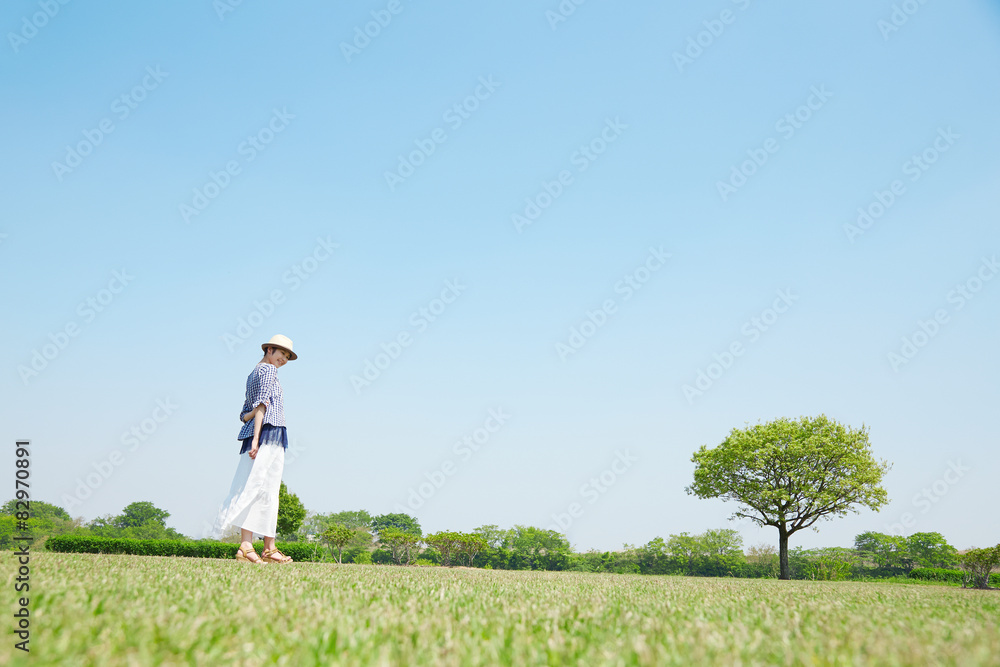 広場を散歩する女性