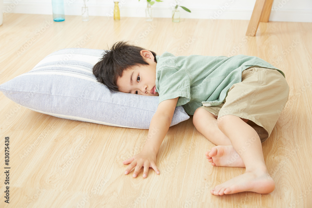 眠そうな男の子