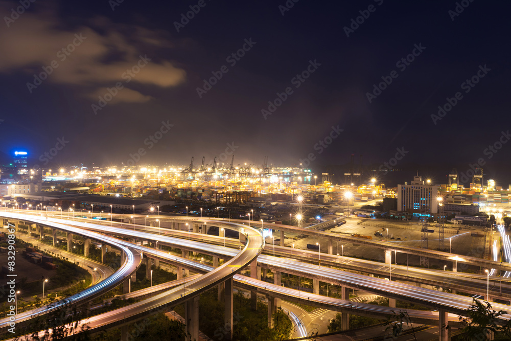 夜间照明高架高速公路和城市景观