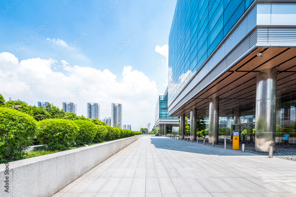 现代建筑外部附近的空路