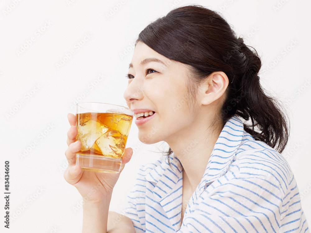 アイスティーを飲む女性