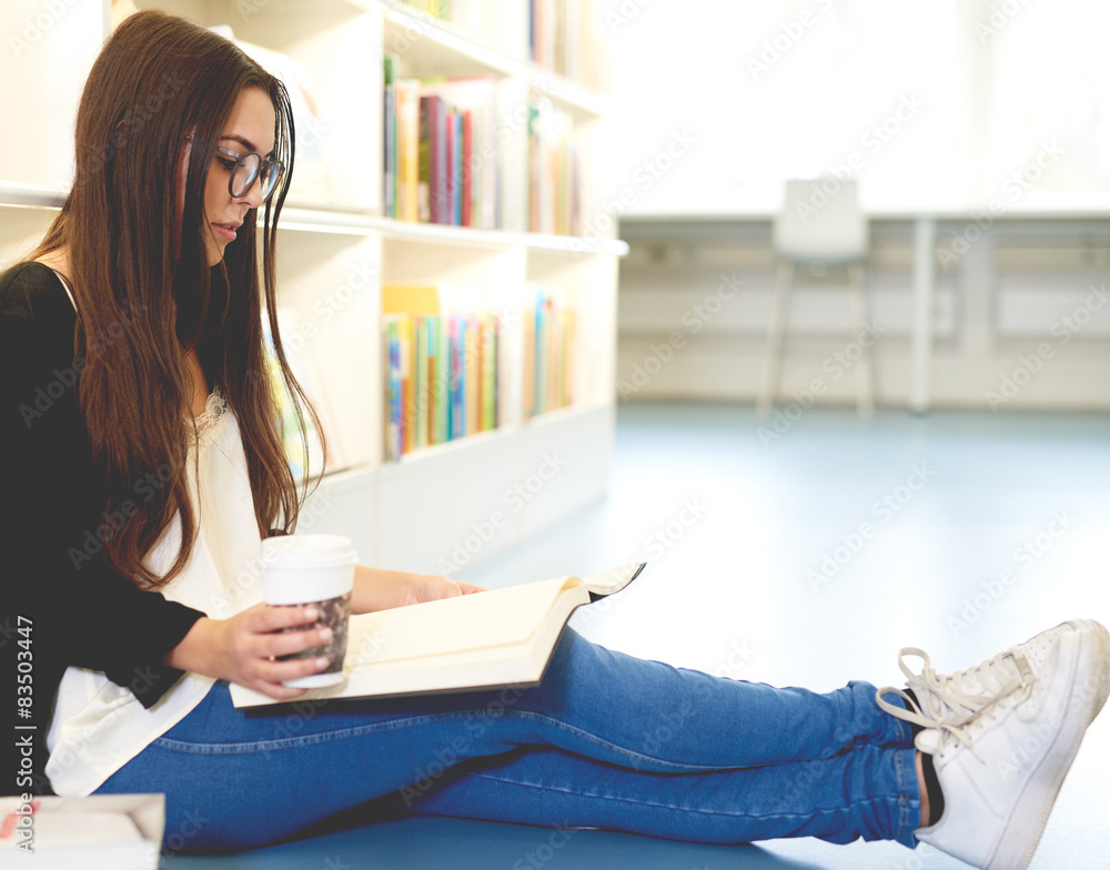 年轻的女学者拿着她的书放松