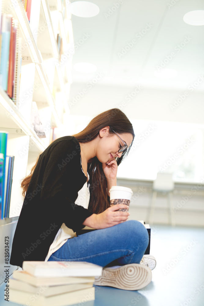 坐着学习的漂亮年轻女学生