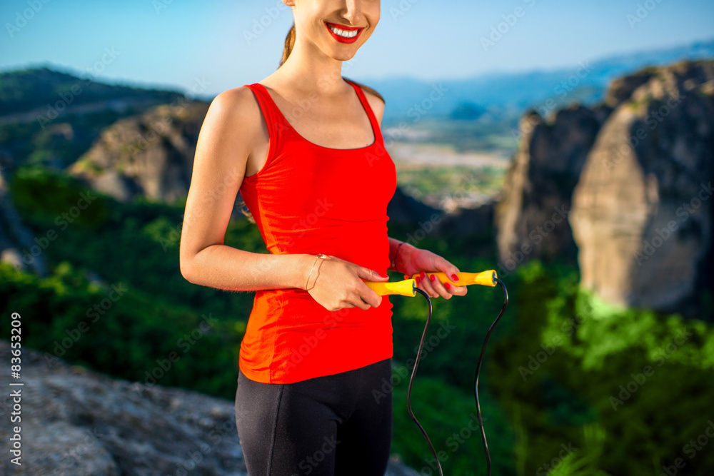 在山里锻炼的女人