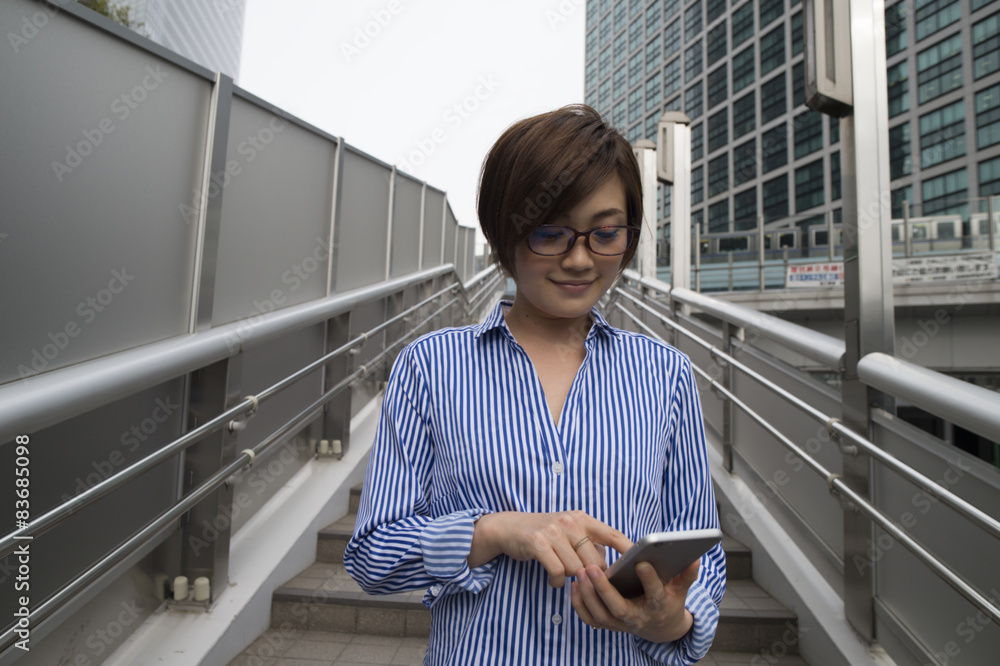 在办公区拥有智能手机的女性