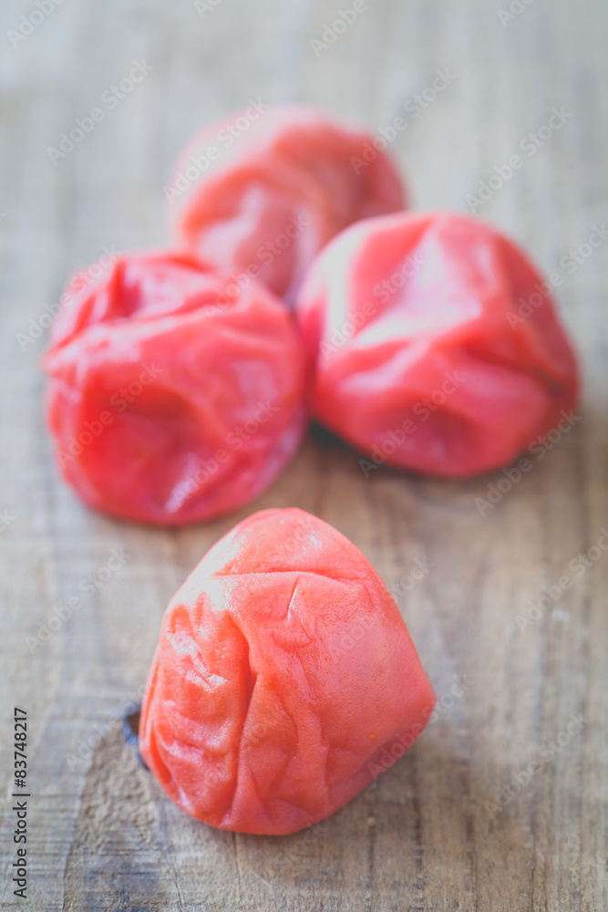 Umeboshi，日本传统食品盐李子或腌李子