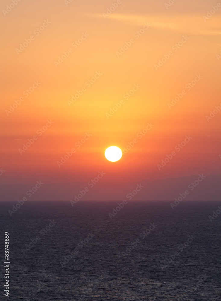 美丽的日落和海上日落的天空